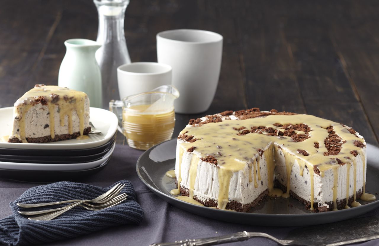 Cookies & ice cream cheesecake with salted caramel sauce Bulla