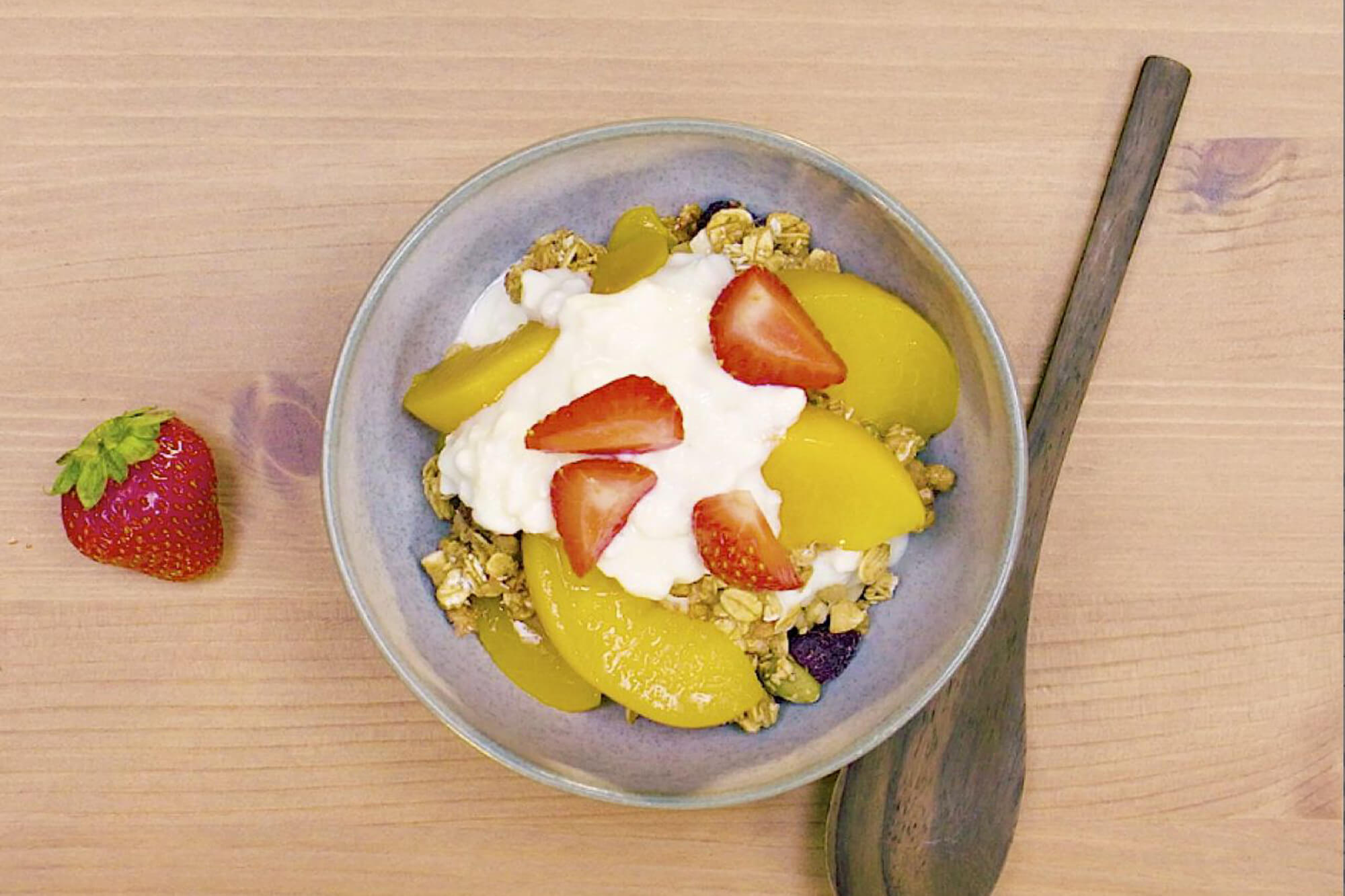 Layered granola, cottage cheese & peaches Bulla