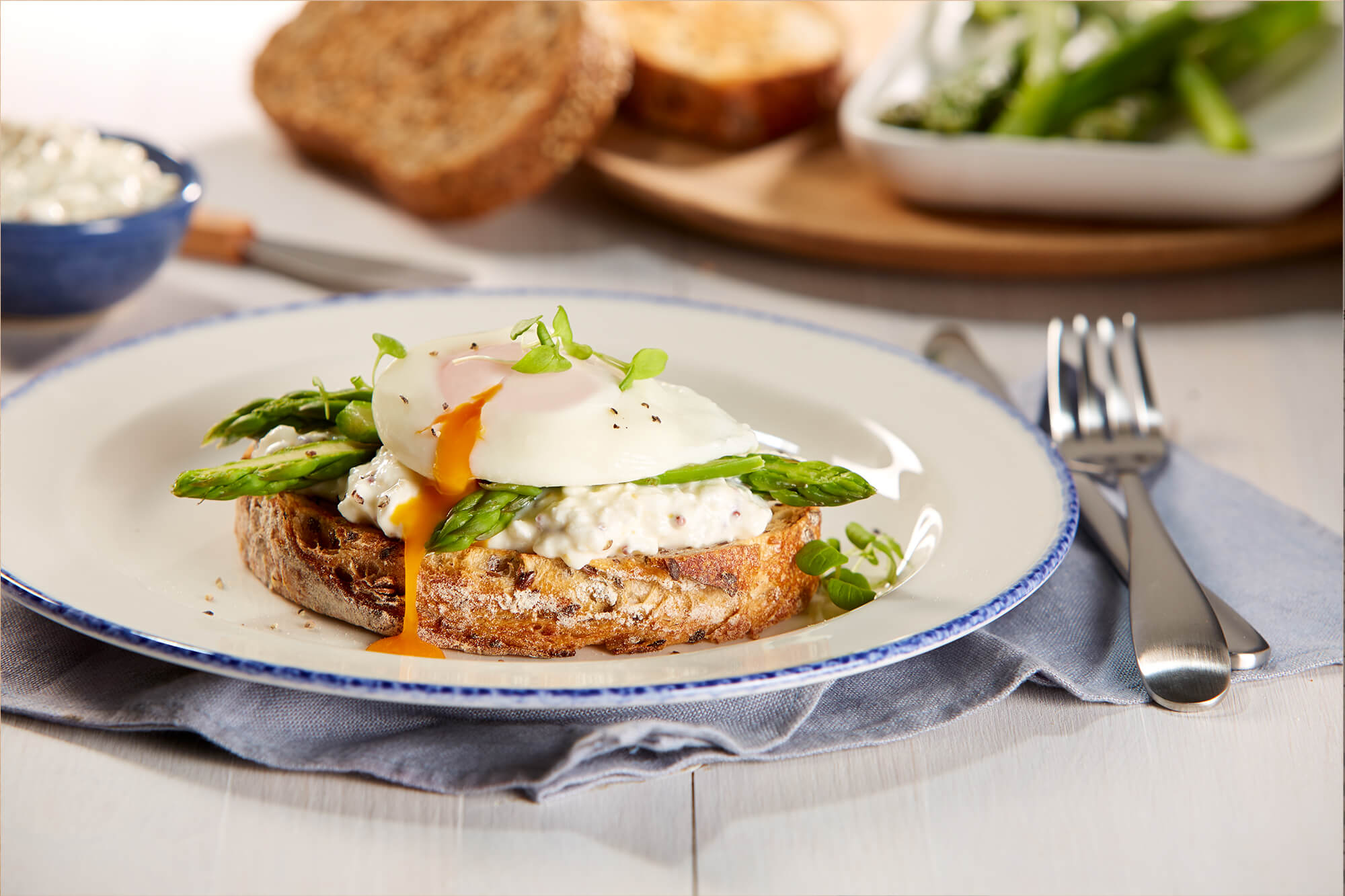 Poached egg with asparagus & cottage cheese toasts Bulla
